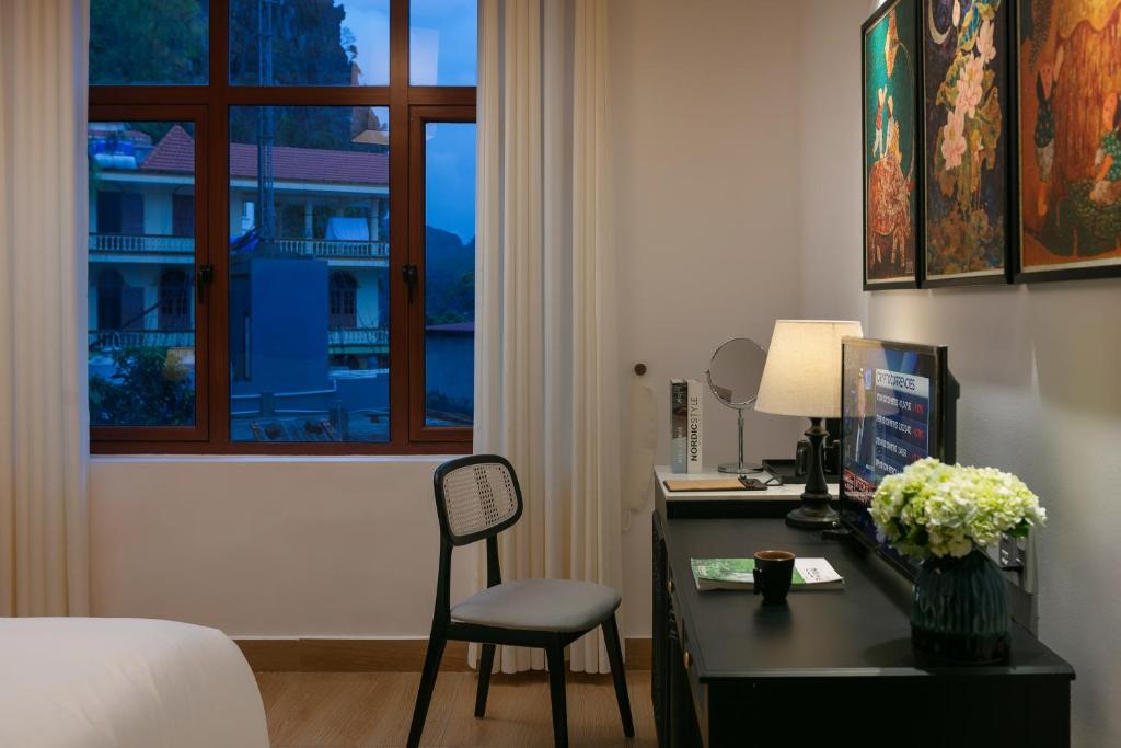 TV a/nebo společenská místnost v ubytování Maison Cat Ba Bay View Villa