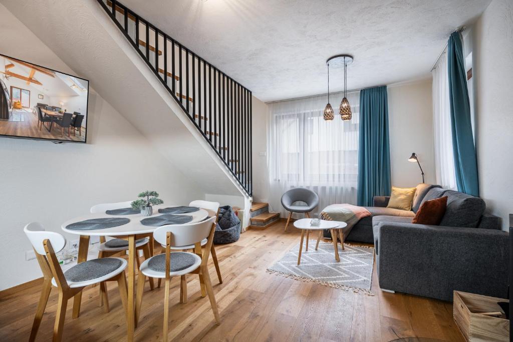 Гостиная зона в Aparment Klara - 24h Reception - Washer - Fireplace - 2 Floors - Lots of attractions in the area