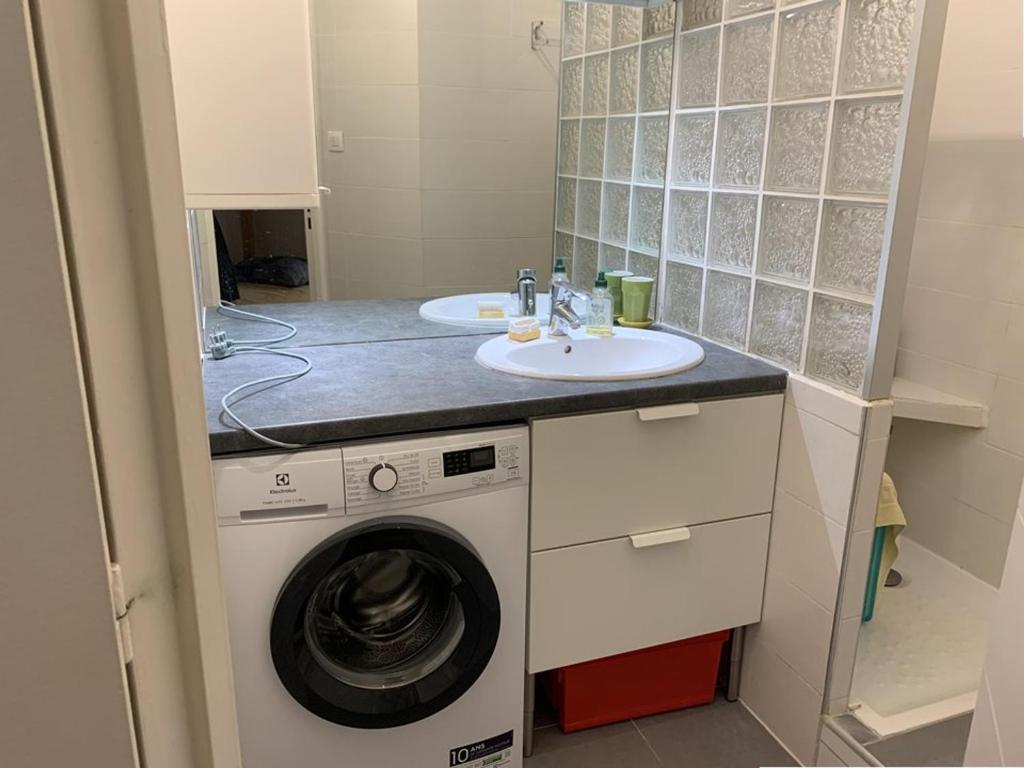 łazienka z umywalką i pralką w obiekcie Appartement 2 pièces à Hyères : Port, grande terrasse 62m², proche plages, 4 pers., Wifi, commerces - FR-1-335-184 w Hyères