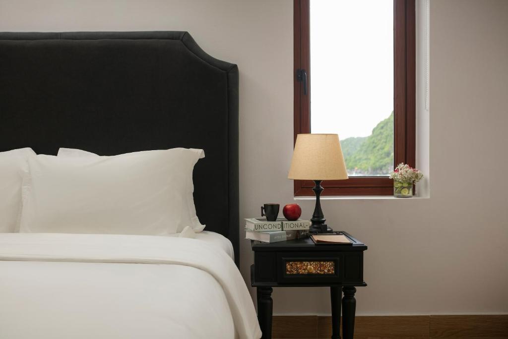 Postel nebo postele na pokoji v ubytování Maison Cat Ba Bay View Villa