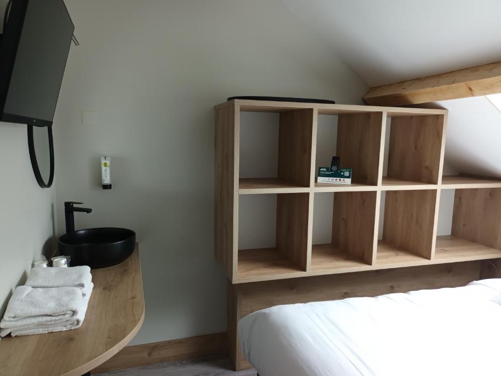 Postel nebo postele na pokoji v ubytování Hôtel-Restaurant Logis l'Aubrac Laguiole