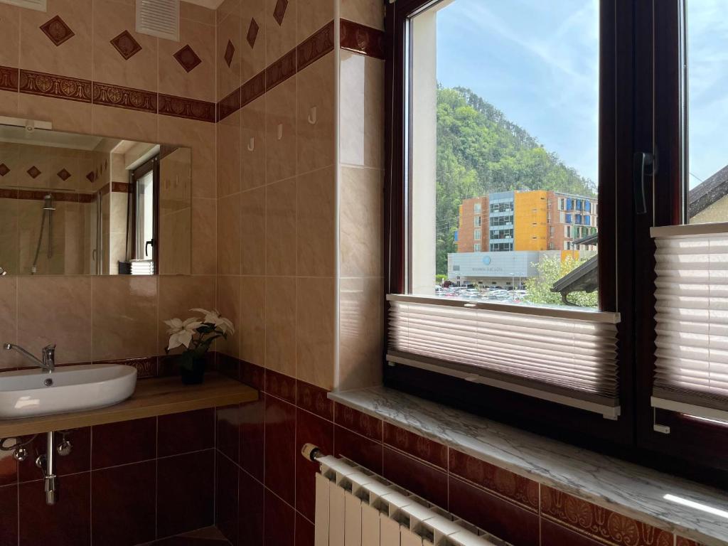 Nespecifikovaný výhled na hory nebo výhled na hory při pohledu z aparthotelu