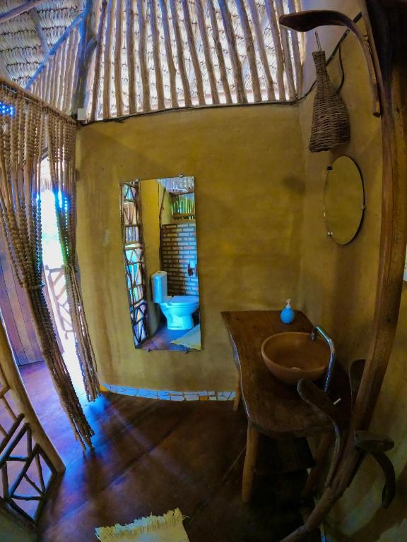 バーハ・グランデにあるRaízes Eco Hostelのバスルーム(洗面台、鏡付)が備わります。