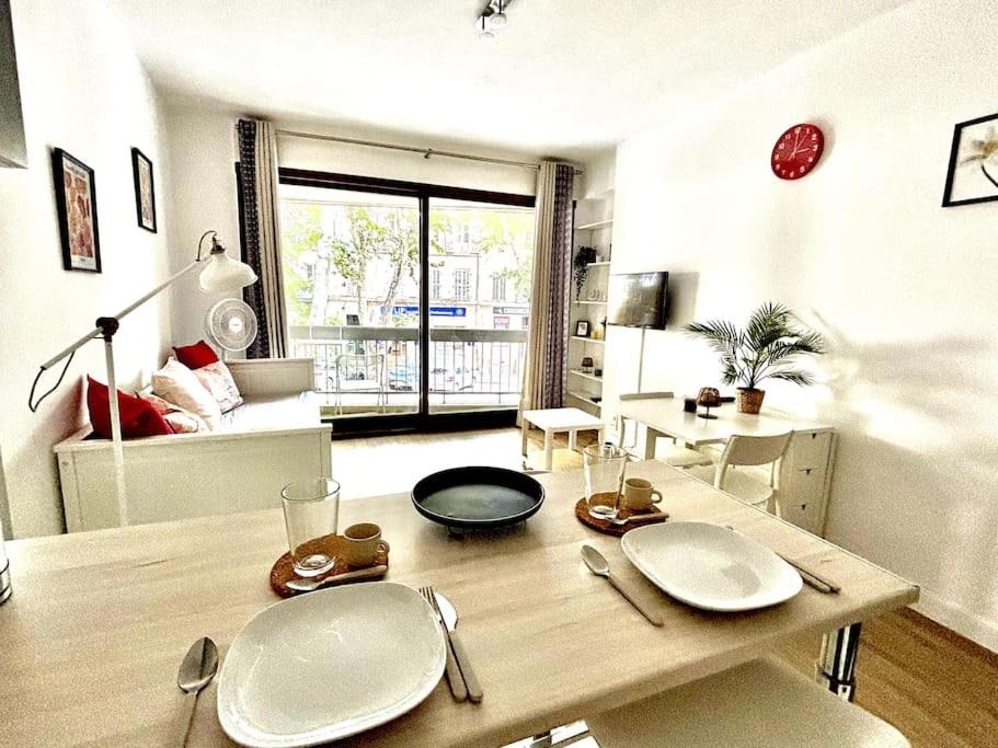 - une salle à manger avec une table et des assiettes dans l'établissement Studio Lumineux avec Terrasse, à Aix-en-Provence
