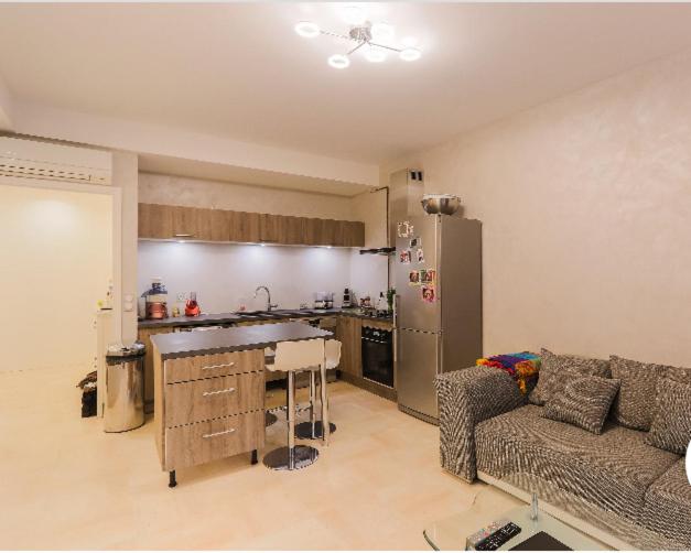 un salon avec un canapé et une cuisine dans l'établissement La Lanterne Plage, à Nice