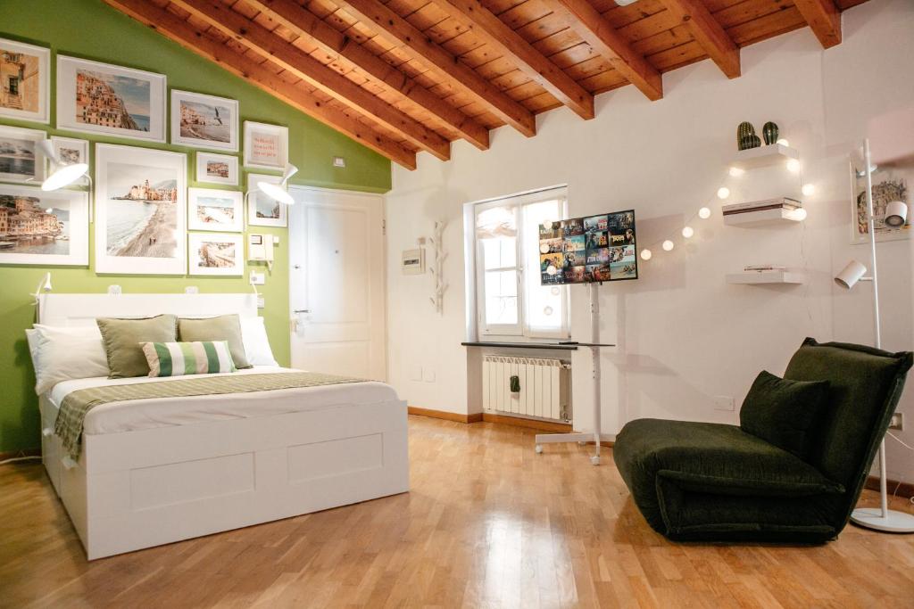 热那亚Carabaghe Style - attico Genova centro storico - acquario - rolli - caruggi - wifi - smart working的房间里有一张床和一把椅子的卧室