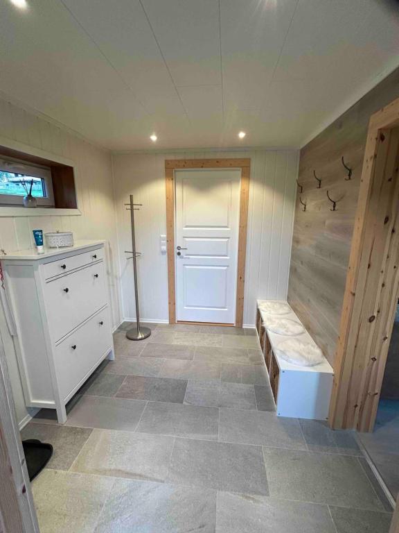 Habitación con armario y puerta. en Svarstad, en Svarstad