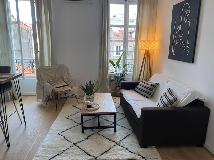 un salon avec un canapé et une table basse dans l'établissement Cannes banane, T2 centre ville, 400 m des plages, à Cannes