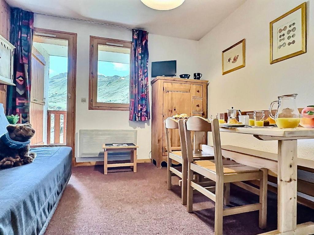 - une chambre avec une table et une salle à manger dans l'établissement Studio 4 pers. à Tignes au pied des pistes, balcon et animaux acceptés - FR-1-411-391, à Tignes
