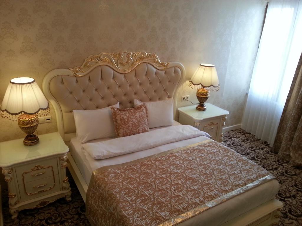 Postel nebo postele na pokoji v ubytování Best Town Hotel