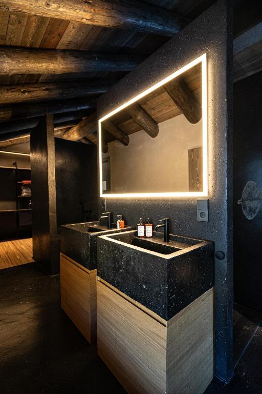 A kitchen or kitchenette at Les Pardines 1819 Mountain suites & SPA