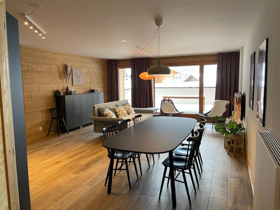 une salle à manger et un salon avec une table et des chaises dans l'établissement Crémaillère A101 - Multipass inclu, à Châtel