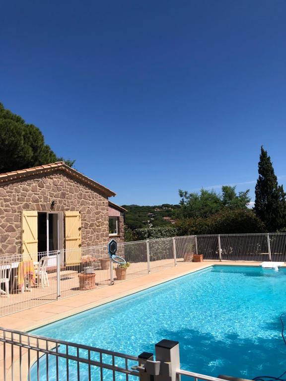 une grande piscine devant une maison dans l'établissement La Ventourinado Villa 12 personnes Piscine chauffée, à Sainte-Maxime