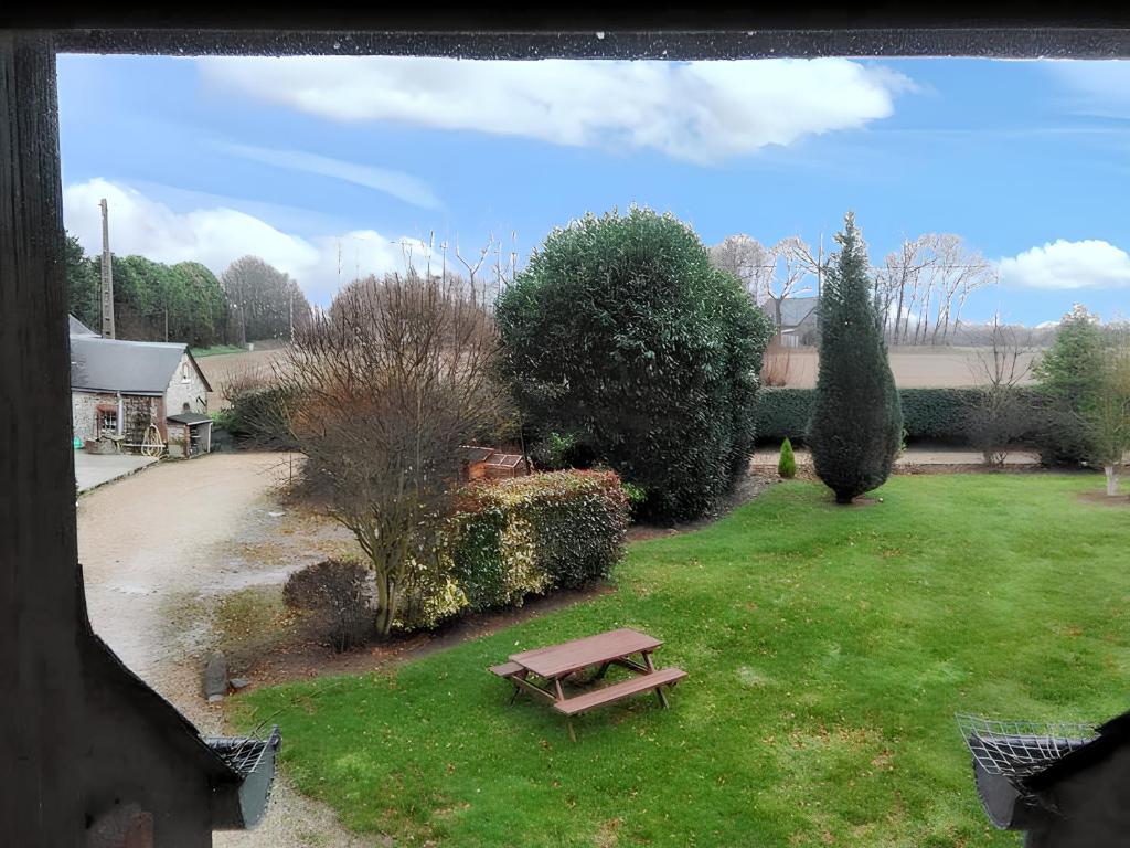 a park with a picnic bench in the grass at Maison d&#39;une chambre avec jardin amenage et wifi a Saint Leonard a 1 km de la plage in Saint-Léonard