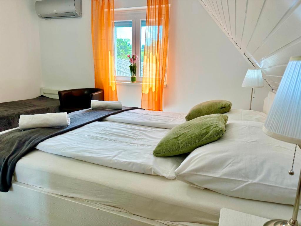Postel nebo postele na pokoji v ubytování Szent Orbán Panzió - Kutyabarát apartmanok