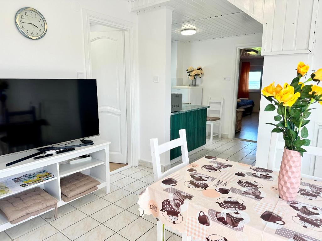 TV a/nebo společenská místnost v ubytování Szent Orbán Panzió - Kutyabarát apartmanok