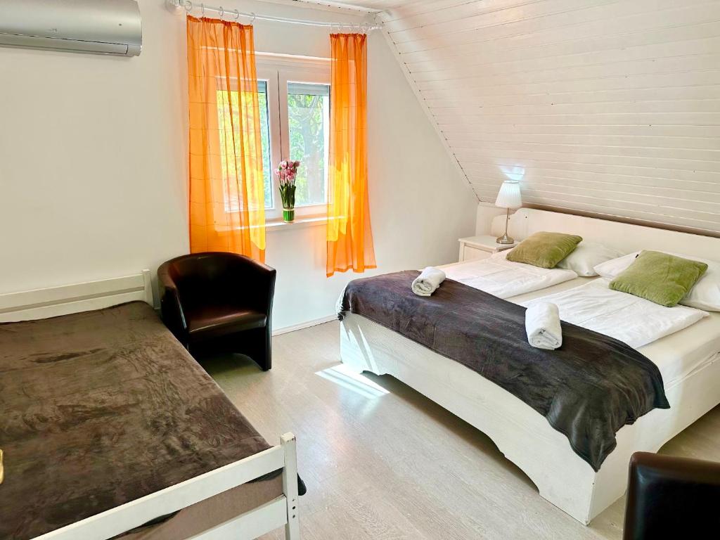 Postel nebo postele na pokoji v ubytování Szent Orbán Panzió - Kutyabarát apartmanok