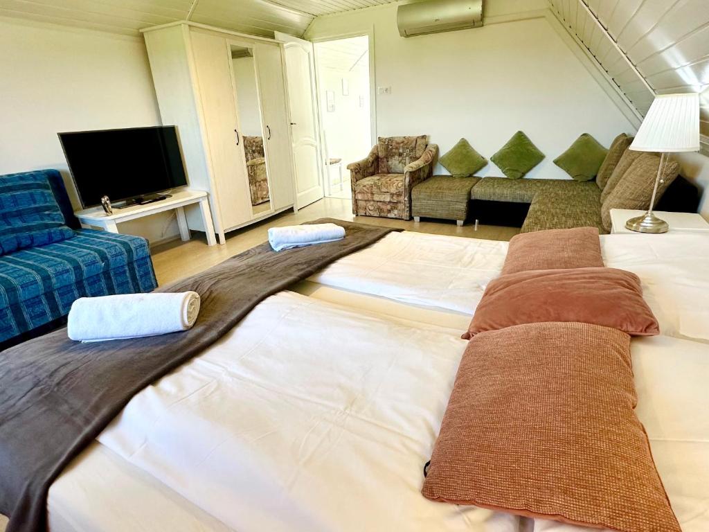 Postel nebo postele na pokoji v ubytování Szent Orbán Panzió - Kutyabarát apartmanok