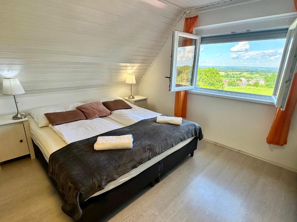 Postel nebo postele na pokoji v ubytování Szent Orbán Panzió - Kutyabarát apartmanok