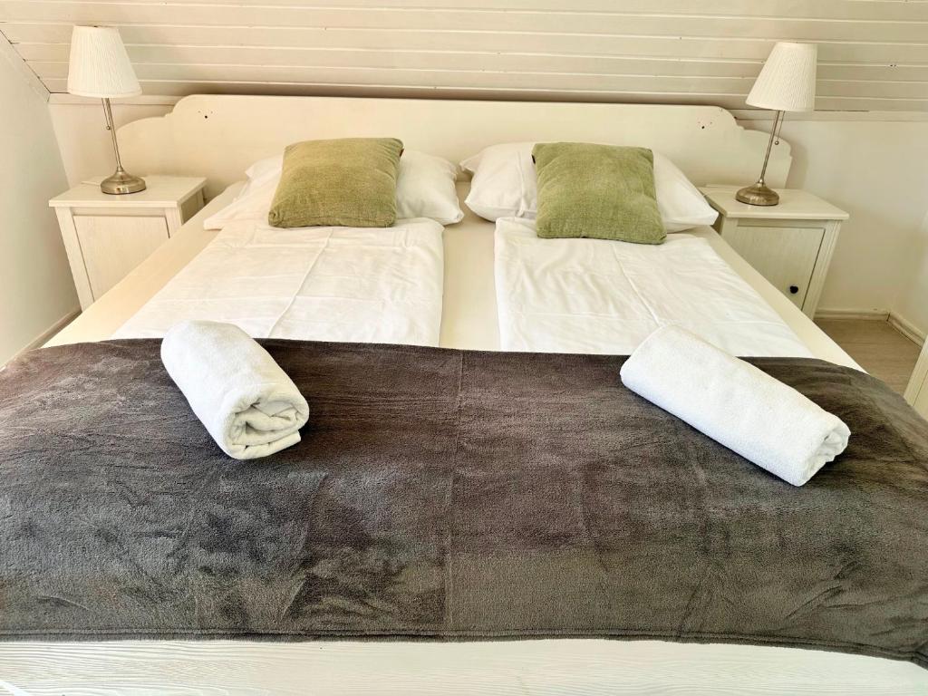 Postel nebo postele na pokoji v ubytování Szent Orbán Panzió - Kutyabarát apartmanok