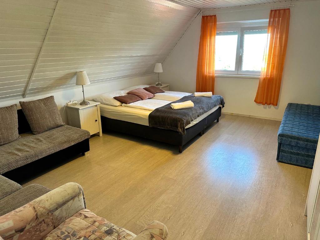 Postel nebo postele na pokoji v ubytování Szent Orbán Panzió - Kutyabarát apartmanok