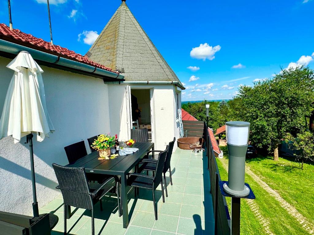 Balkón nebo terasa v ubytování Szent Orbán Panzió - Kutyabarát apartmanok