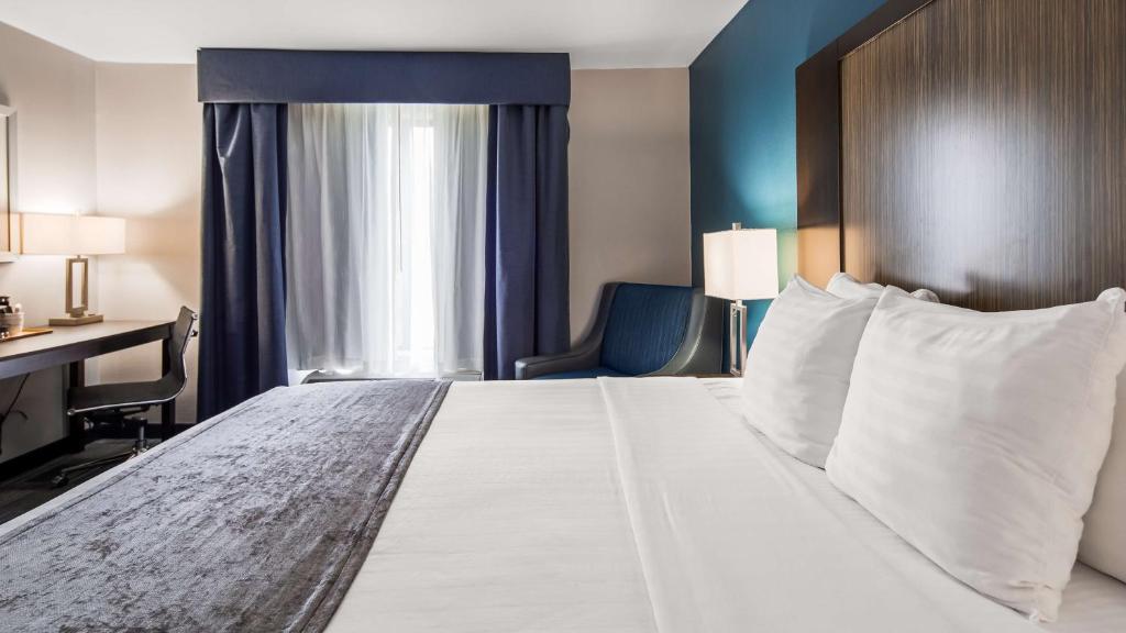Postel nebo postele na pokoji v ubytování Best Western Town Center Inn