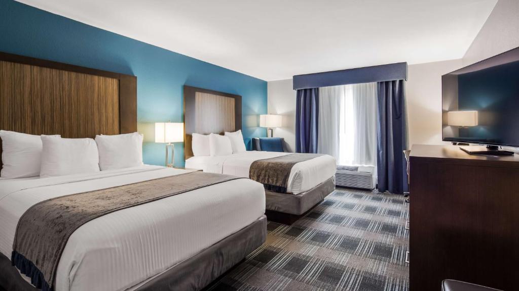 Postel nebo postele na pokoji v ubytování Best Western Town Center Inn
