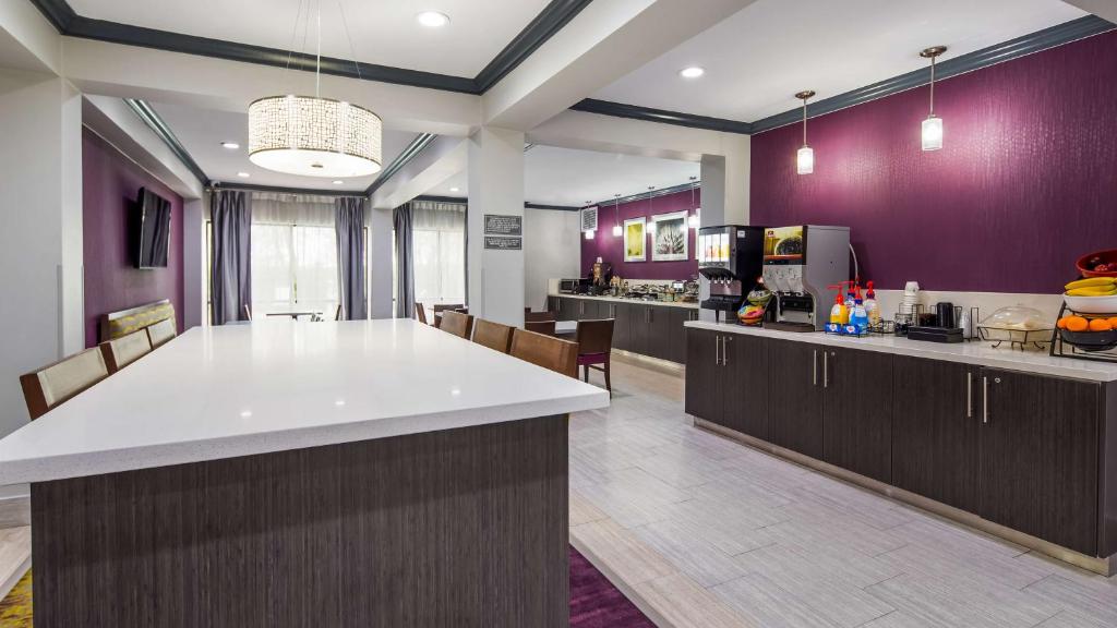 Kuchyň nebo kuchyňský kout v ubytování Best Western Town Center Inn