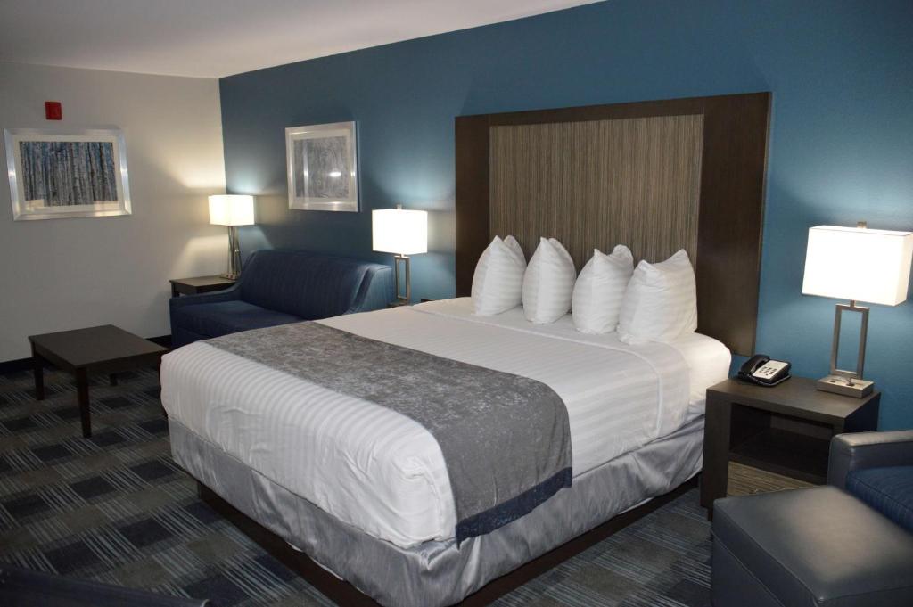 Postel nebo postele na pokoji v ubytování Best Western Town Center Inn