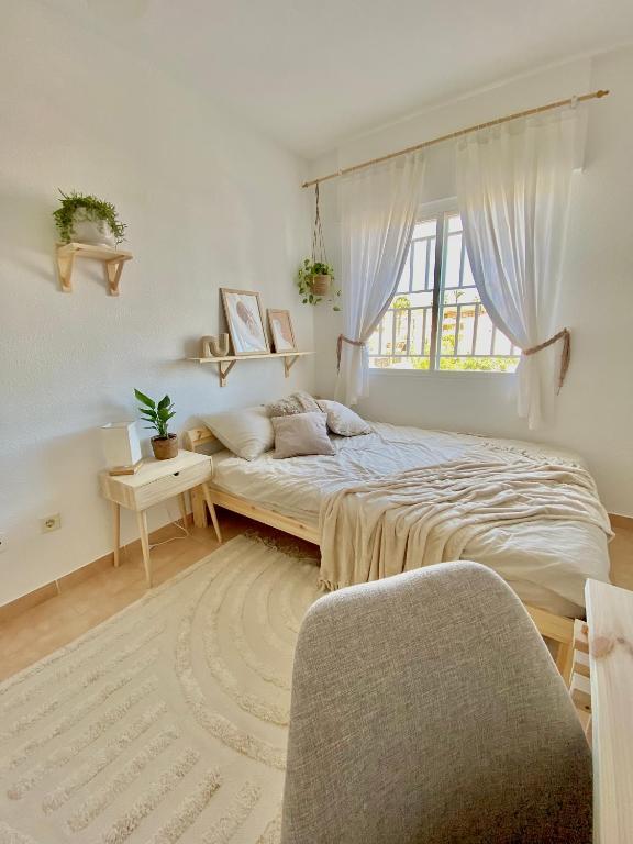 ein Schlafzimmer mit großem Bett und Fenster in der Unterkunft La Casita de Mamacita in Los Alcázares