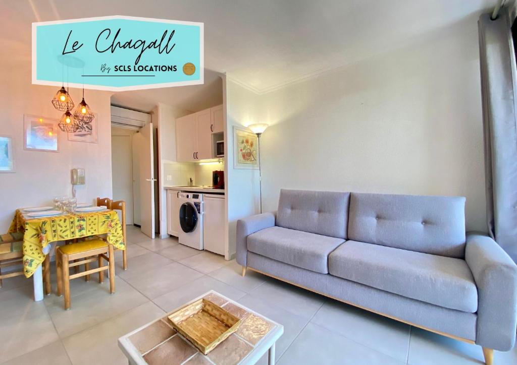 un salon avec un canapé et une table dans l'établissement Le Chagall By SCLS Locations, à Cannes