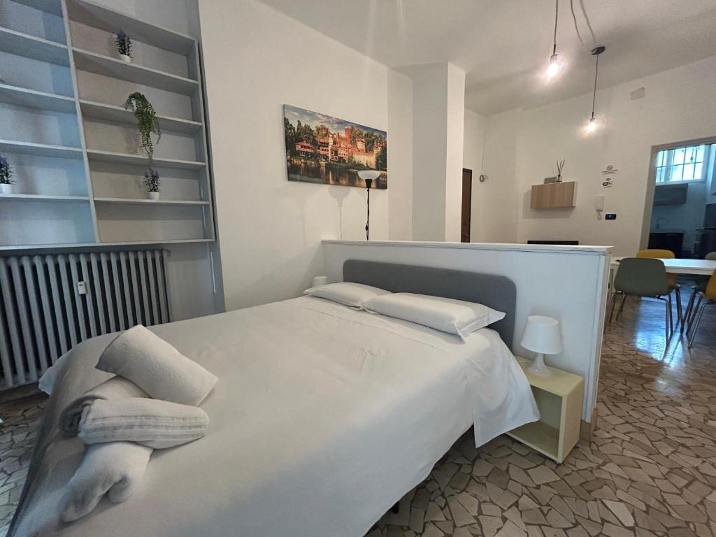 een slaapkamer met een groot wit bed met twee kussens bij Loft Bava15 in Turijn