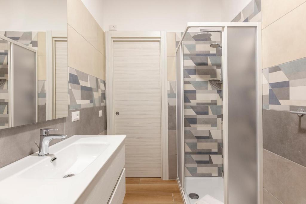 un bagno con lavandino e doccia di Residence Torvaianica a Torvaianica
