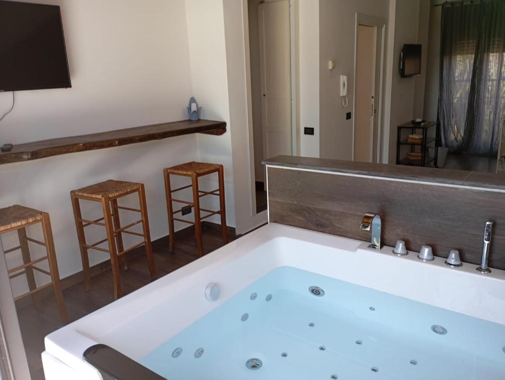 A television and/or entertainment centre at B&B Villa Lidia