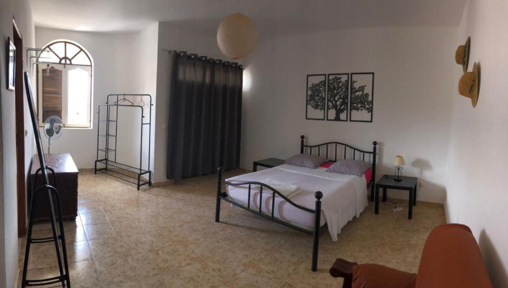 Postel nebo postele na pokoji v ubytování Tarrafal Ecodécor Rooms