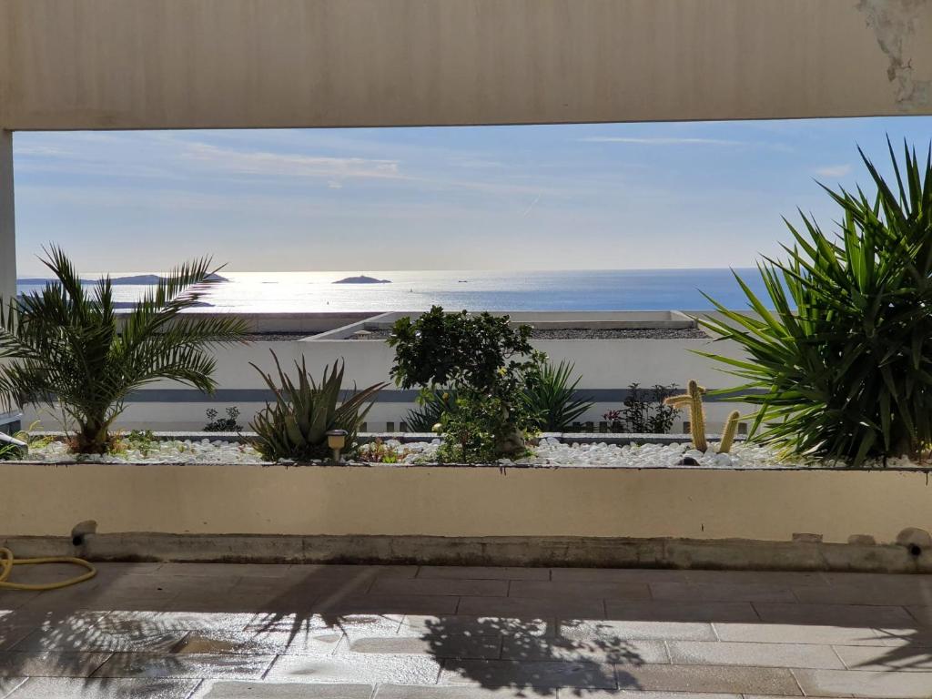 Cette maison offre une vue sur la plage. dans l'établissement Terrasse sur Mer KATIKIAS, à Bandol