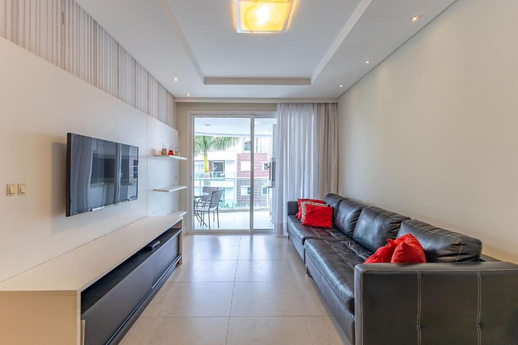 TV a/nebo společenská místnost v ubytování Boulevard Bombinhas - Elegante Apartamento em Condo com Piscina e Jacuzzi