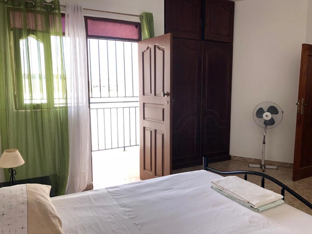Postel nebo postele na pokoji v ubytování Tarrafal Ecodécor Rooms