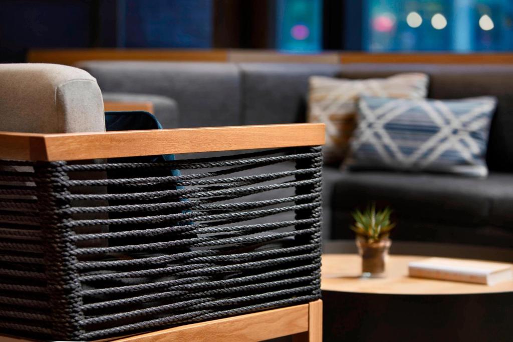 Een zitgedeelte bij Delta Hotels by Marriott Calgary Downtown