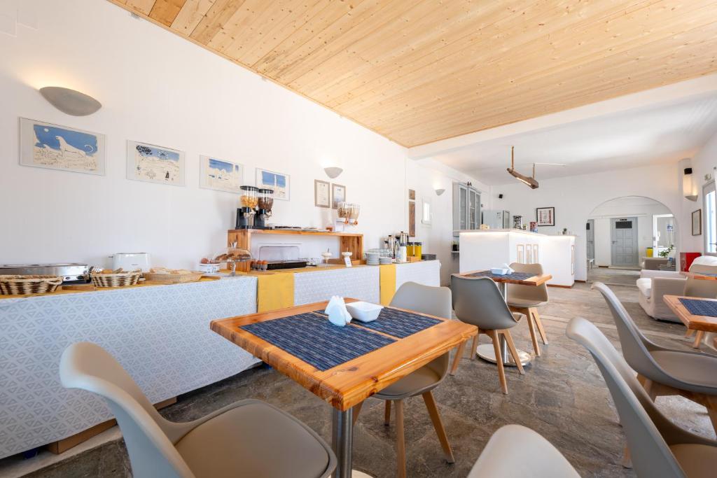 Posezení v ubytování Naoussa Hotel Paros by Booking Kottas