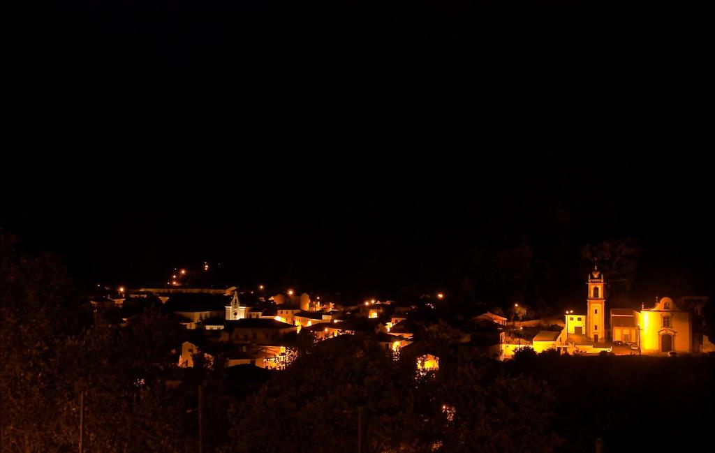Nespecifikovaný výhled na destinaci Góis nebo výhled na město při pohledu z kempu