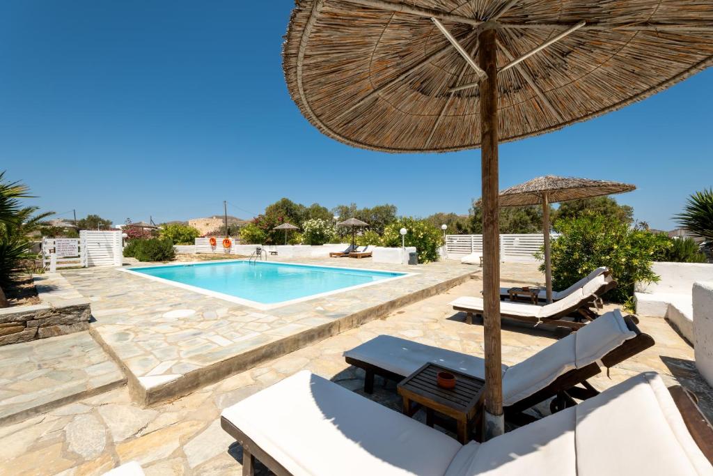 Bazén v ubytování Naoussa Hotel Paros by Booking Kottas nebo v jeho okolí