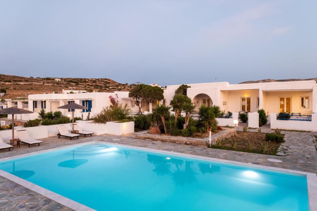 Bazén v ubytování Naoussa Hotel Paros by Booking Kottas nebo v jeho okolí