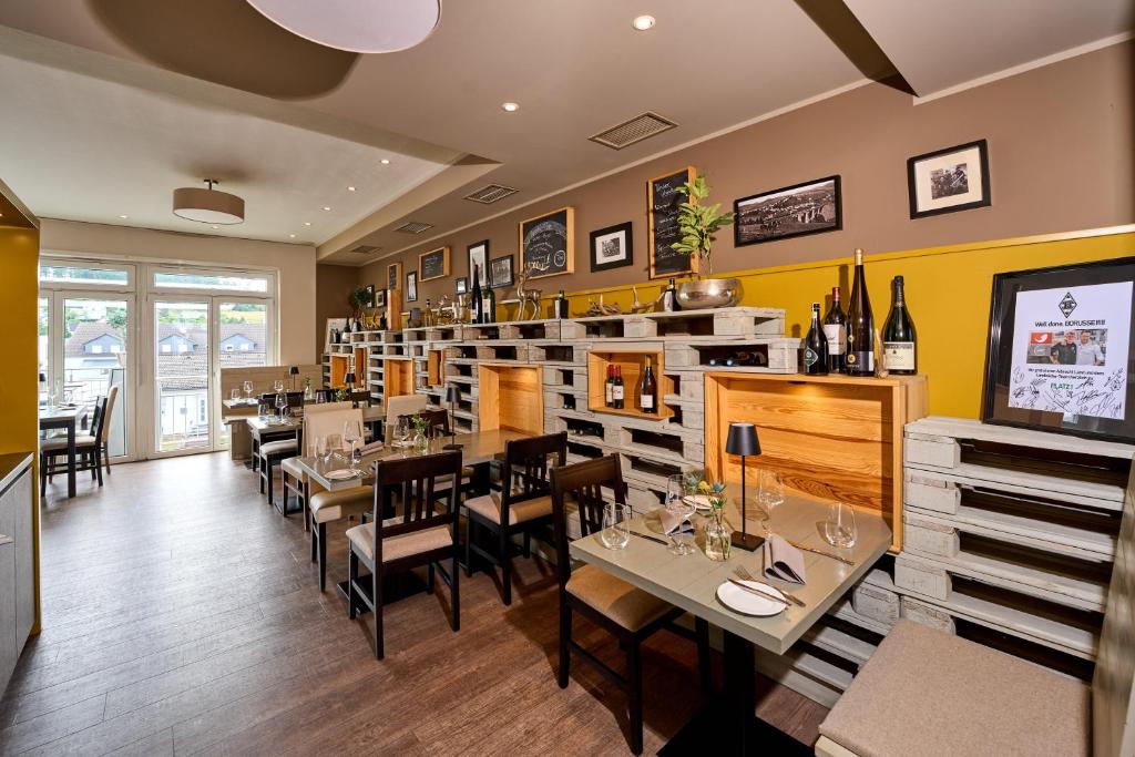 een eetkamer met tafels en stoelen in een restaurant bij Landküche - Ferienwohnung in Daun