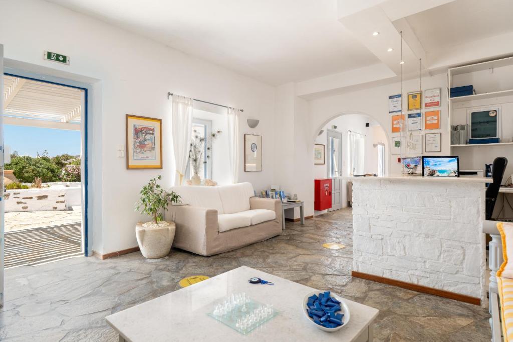 Kuchyň nebo kuchyňský kout v ubytování Naoussa Hotel Paros by Booking Kottas