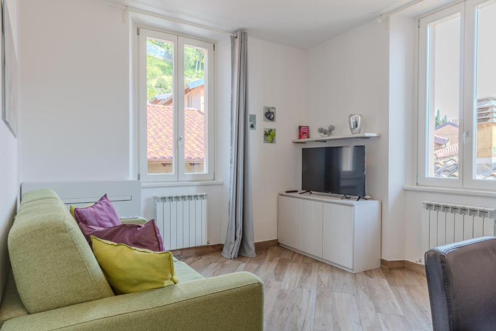 a living room with a couch and a tv at Appartamento Il Borgo in Bellagio