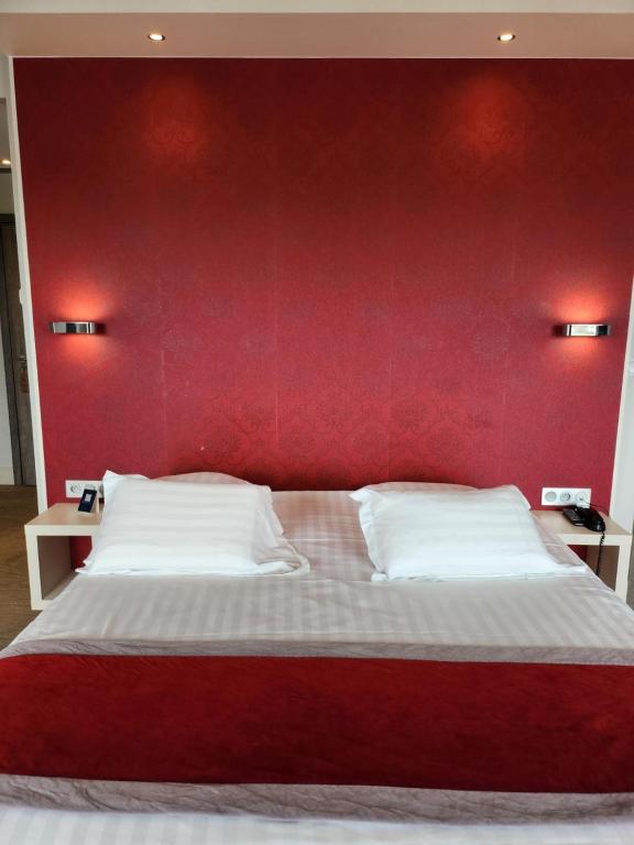 Postel nebo postele na pokoji v ubytování Kyriad Prestige Lyon Est - Saint Priest Eurexpo Hotel and SPA