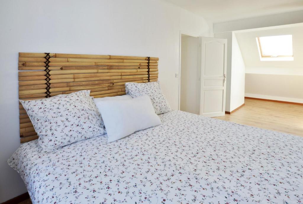 Łóżko lub łóżka w pokoju w obiekcie Maison chaleureuse à Férolles-Attilly