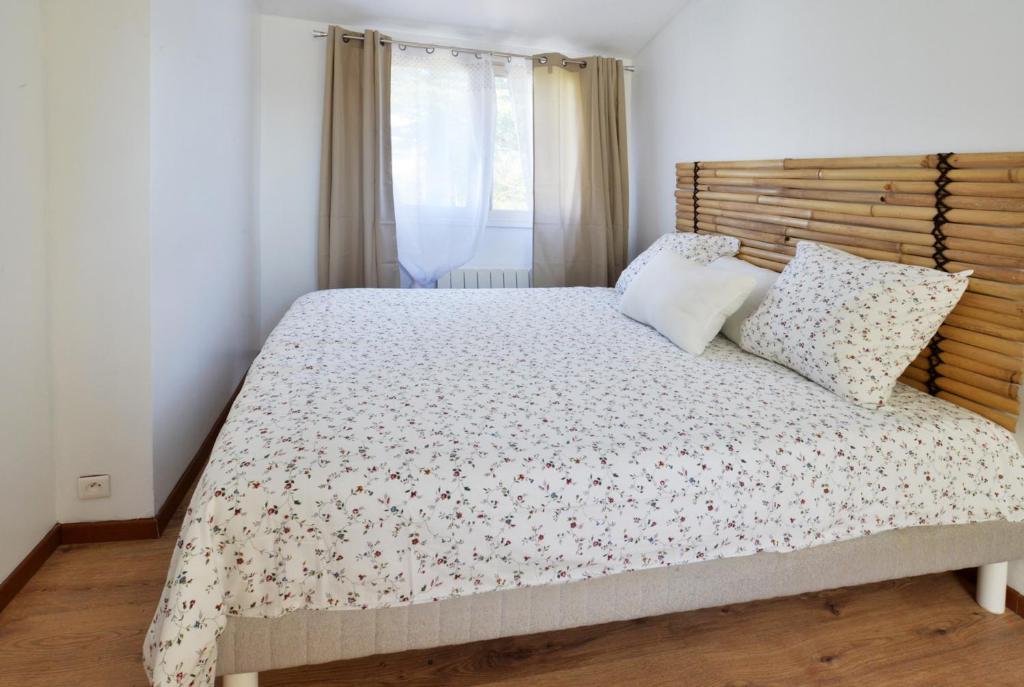 Łóżko lub łóżka w pokoju w obiekcie Maison chaleureuse à Férolles-Attilly